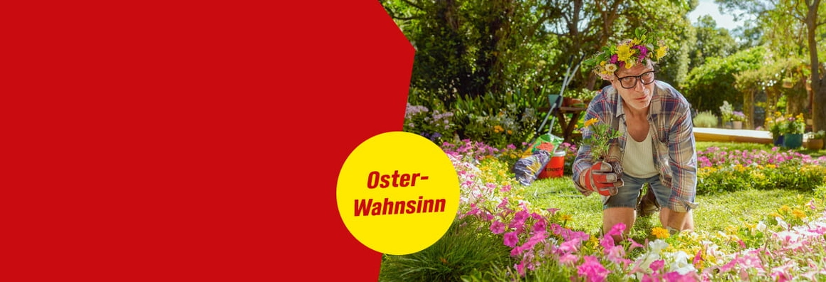 Oster-Wahnsinn. Eine Person mit Blumenkranz auf dem Kopf kniet in einem bunten Blumenbeet.
